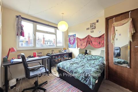 4 bedroom terraced house to rent, Welton Place, Hyde Park LS6