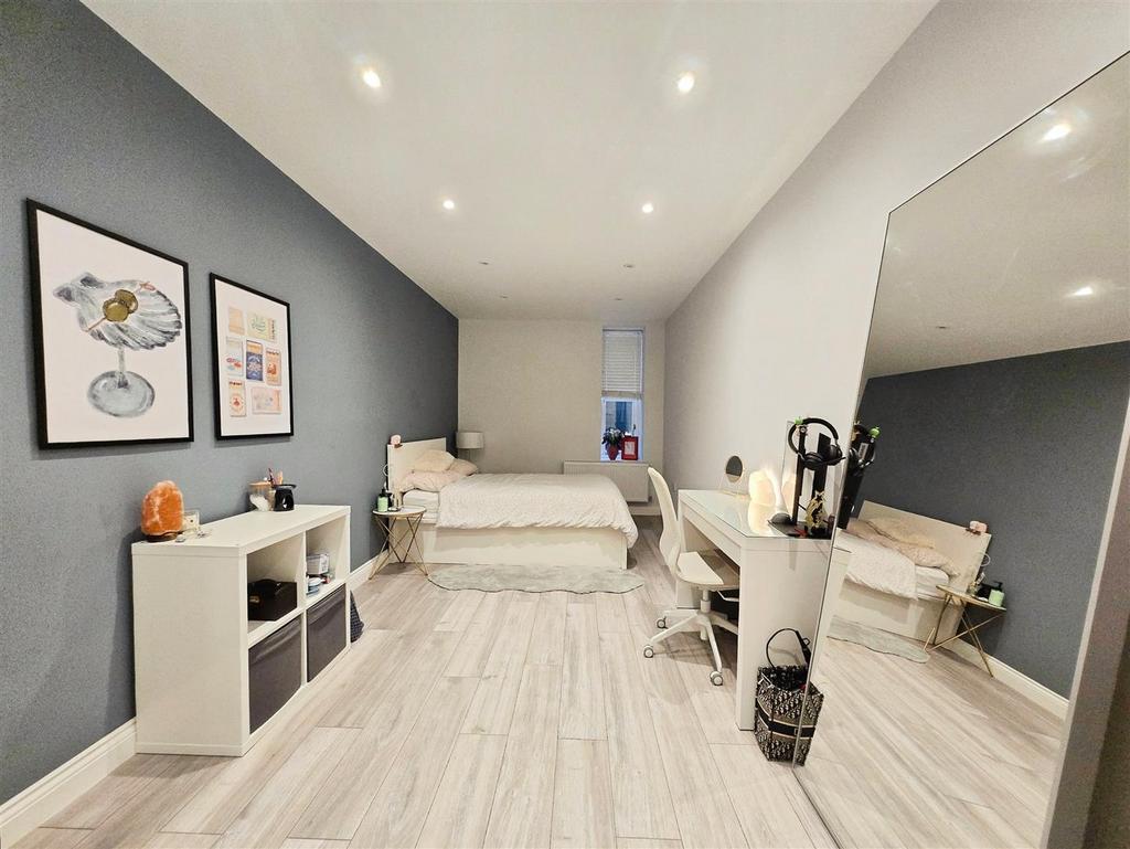 Bedroom  (1).jpg
