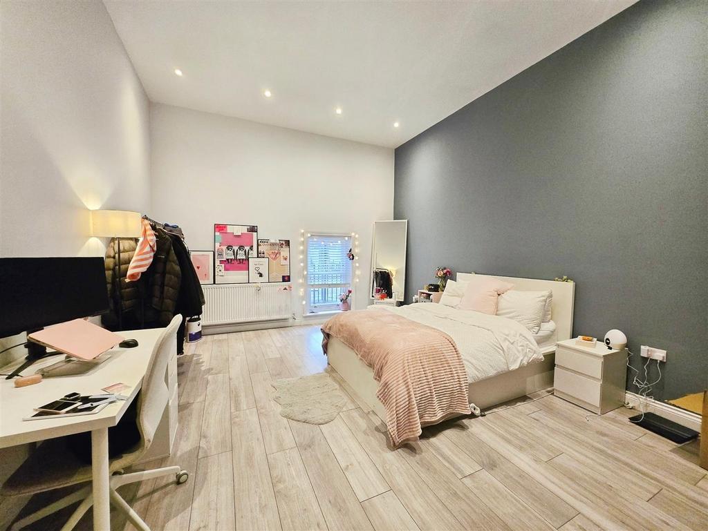 Bedroom  (4).jpg