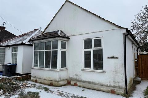 4 bedroom detached bungalow to rent, Beaumont Avenue, Wembley