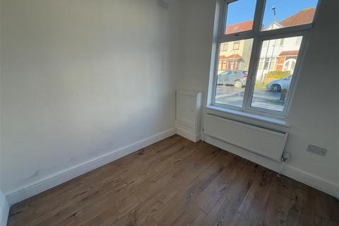 4 bedroom detached bungalow to rent, Beaumont Avenue, Wembley