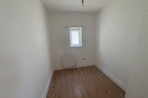 4 bedroom detached bungalow to rent, Beaumont Avenue, Wembley