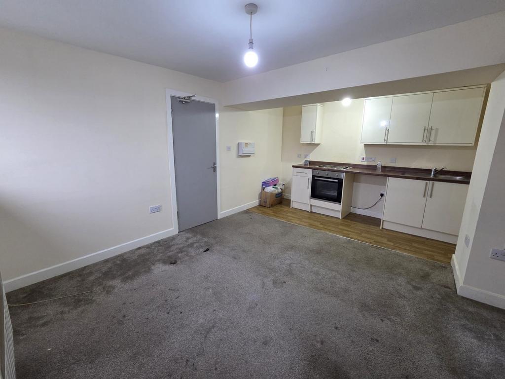 Flat 4, 136 Dirkhill Road, Bradford, BD7 1 QR