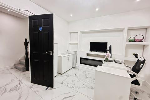 3 bedroom terraced house to rent, Mygrove Gardens, Rainham, Essex