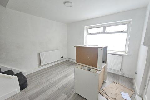 1 bedroom ground floor maisonette to rent, Station Road, London NW10