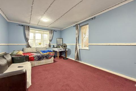 2 bedroom flat for sale, Stirling Grove, Hounslow TW3