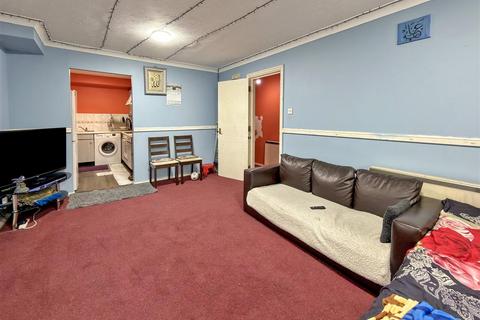 2 bedroom flat for sale, Stirling Grove, Hounslow TW3