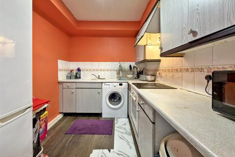 2 bedroom flat for sale, Stirling Grove, Hounslow TW3