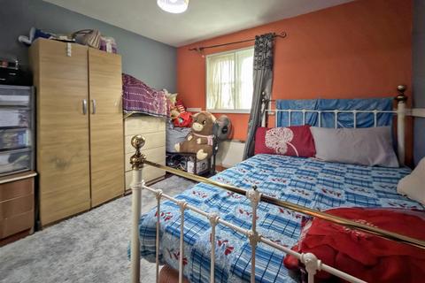 2 bedroom flat for sale, Stirling Grove, Hounslow TW3