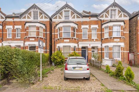 3 bedroom flat to rent, Babington Road, London SW16