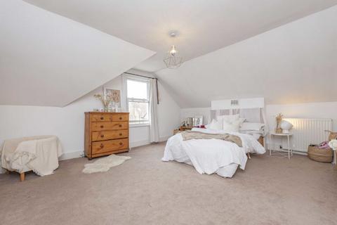 3 bedroom flat to rent, Babington Road, London SW16