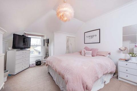 3 bedroom flat to rent, Babington Road, London SW16