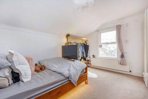 3 bedroom flat to rent, Babington Road, London SW16