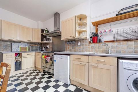3 bedroom flat to rent, Babington Road, London SW16