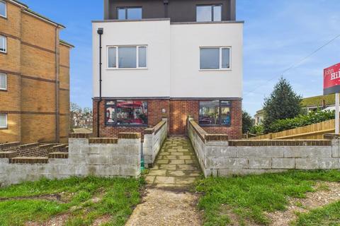 2 bedroom flat to rent, Warren Way, Brighton