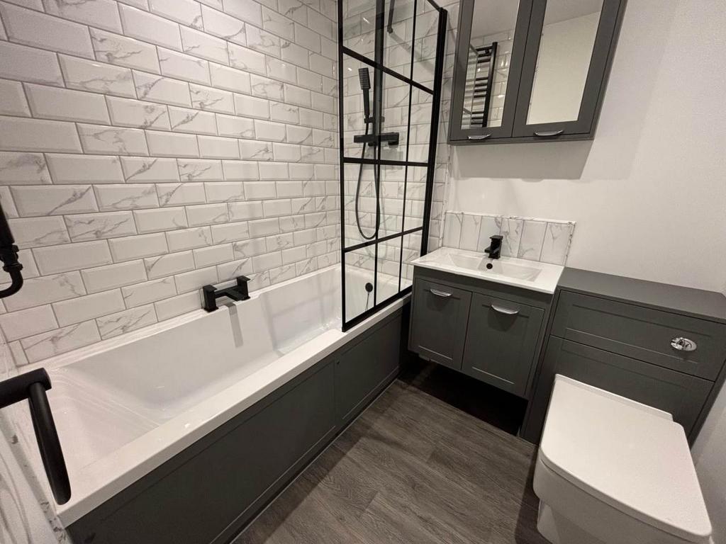 Main bathroom 2