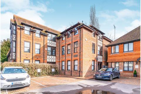 2 bedroom flat to rent, Parkview, The Courtyard, London Road, RH12