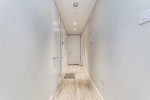 2 bedroom flat to rent, Parkview, The Courtyard, London Road, RH12