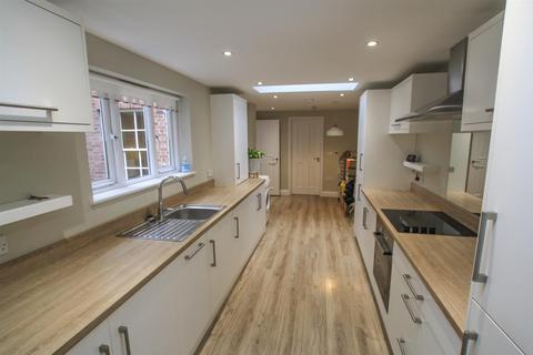 2 bedroom house to rent, South Quay, Great Yarmouth