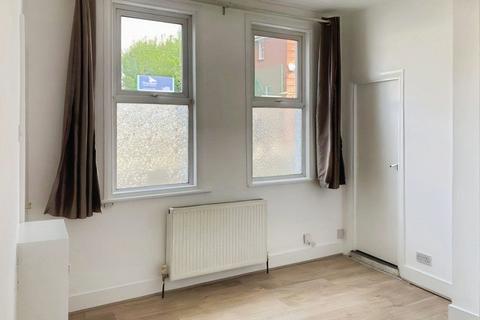 Studio to rent, Chertsey Street, London, SW17
