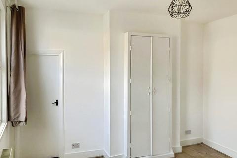 Studio to rent, Chertsey Street, London, SW17