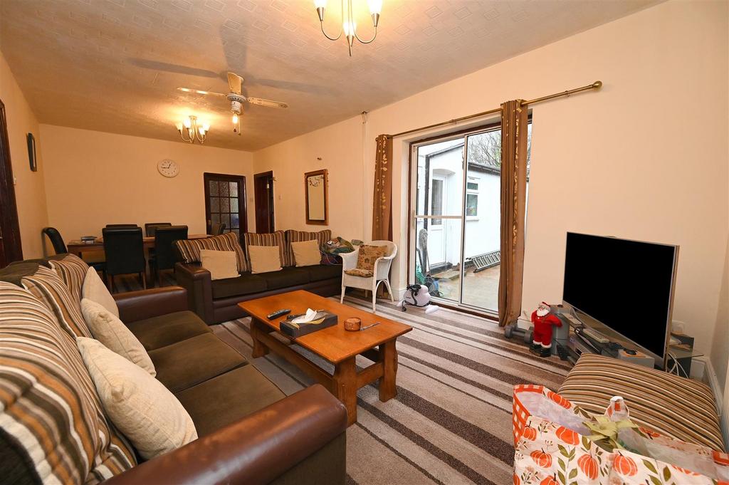 Sitting room1..jpg