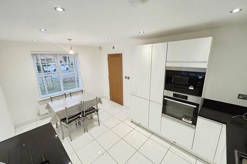 3 bedroom semi-detached house to rent, Taylor Way, Cheshire SK9