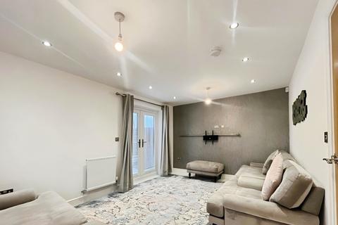 3 bedroom semi-detached house to rent, Taylor Way, Cheshire SK9