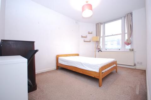 3 bedroom property to rent, Balham High Road, Tooting Bec SW17