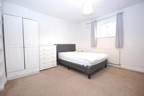3 bedroom property to rent, Balham High Road, Tooting Bec SW17
