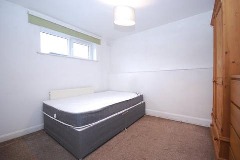 3 bedroom property to rent, Balham High Road, Tooting Bec SW17