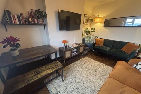 2 bedroom flat to rent, Clissold Crescent, Stoke Newington, London