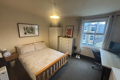 2 bedroom flat to rent, Clissold Crescent, Stoke Newington, London