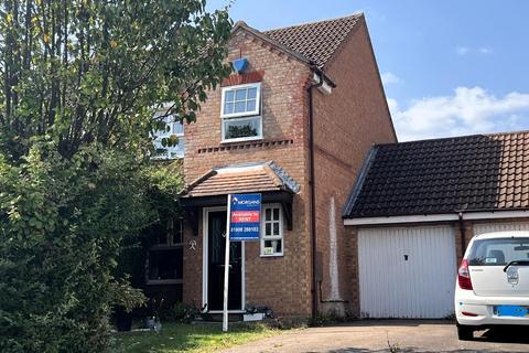 3 bedroom semi-detached house to rent, Oldbrook