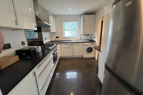 3 bedroom semi-detached house to rent, Loughton