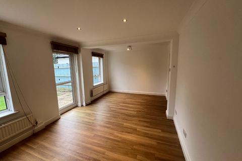 3 bedroom semi-detached house to rent, Loughton