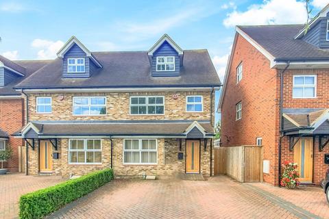 4 bedroom semi-detached house to rent, Picardy Close, Dobbs Weir, Hoddesdon