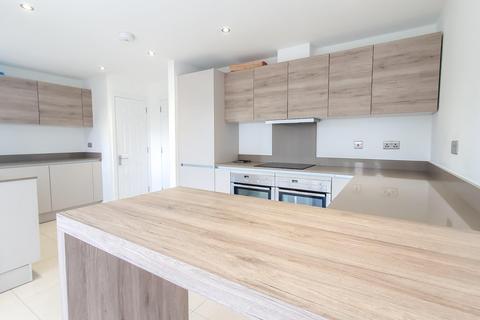 4 bedroom semi-detached house to rent, Picardy Close, Dobbs Weir, Hoddesdon