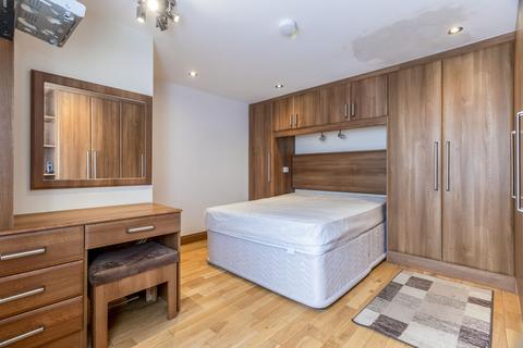1 bedroom house to rent, Milton Drive, TW17