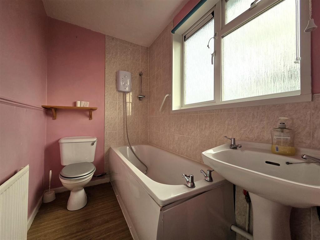 41 Heathfield - Bathroom.jpg