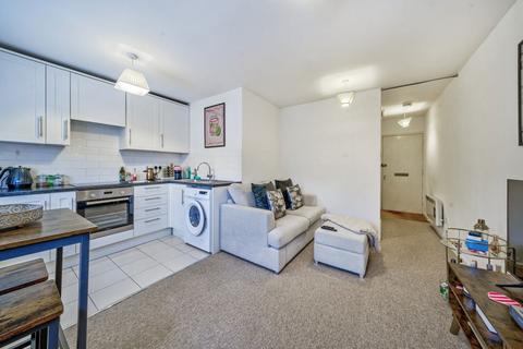 1 bedroom flat to rent, Pond Court, Guildford Road