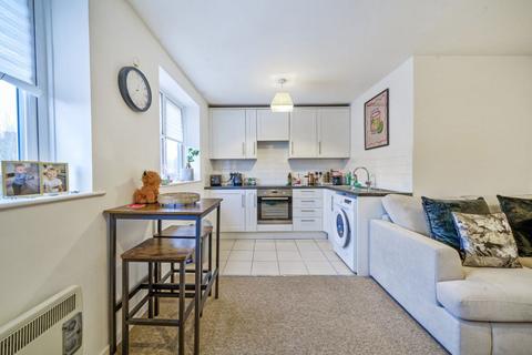 1 bedroom flat to rent, Pond Court, Guildford Road