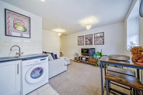 1 bedroom flat to rent, Pond Court, Guildford Road