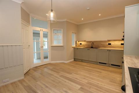 4 bedroom terraced house to rent, Vicarage Road, Hastings