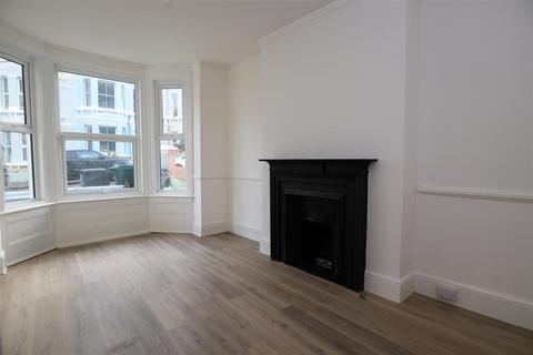 4 bedroom terraced house to rent, Vicarage Road, Hastings
