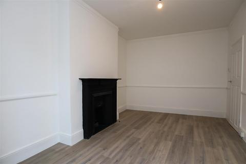 4 bedroom terraced house to rent, Vicarage Road, Hastings