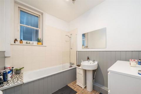 2 bedroom flat to rent, High Street, Teddington TW11