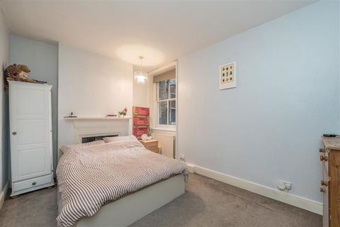 2 bedroom flat to rent, High Street, Teddington TW11