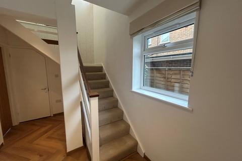 4 bedroom semi-detached house to rent, Springhaven Close, Guildford GU1