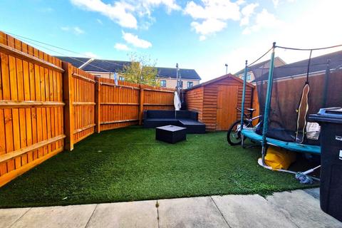 3 bedroom semi-detached house to rent, Reservoir Way, Hainault IG6 3FD